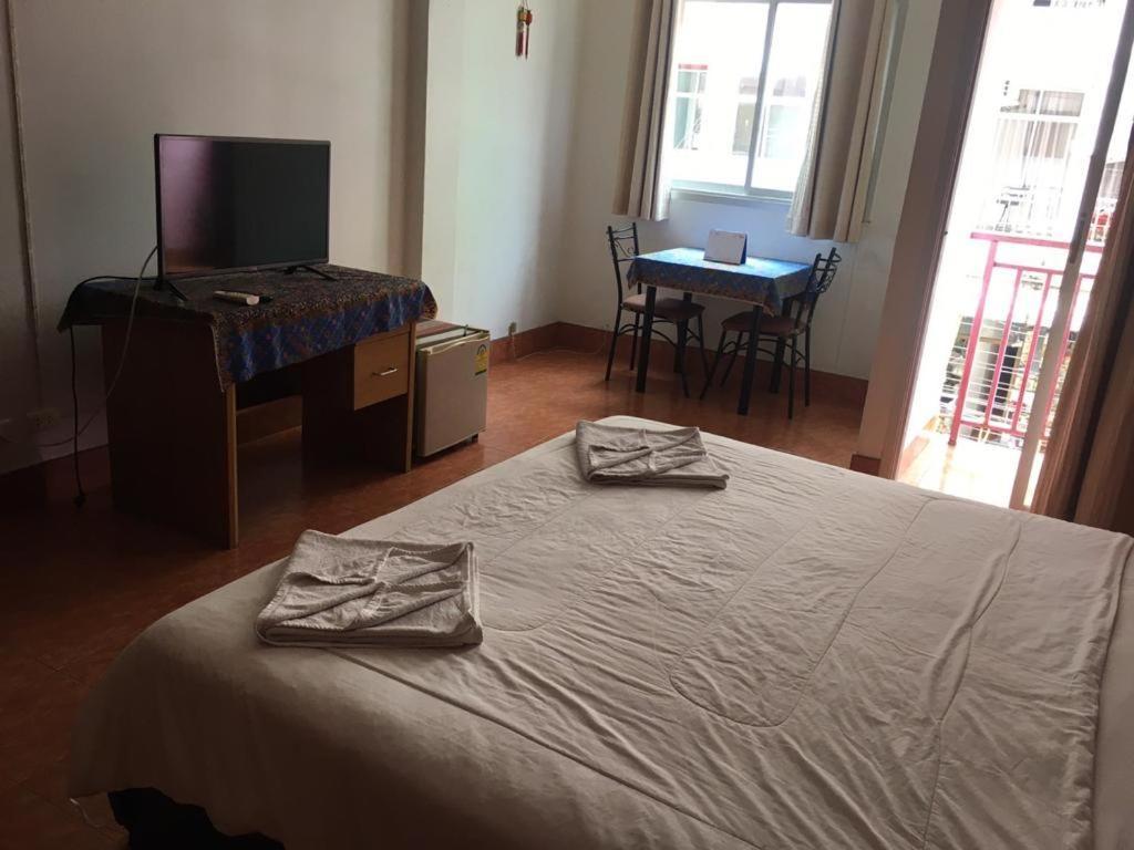 Отель Lucky Banzaan Patong Экстерьер фото